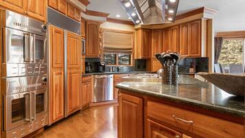 ثلاجة، ميكروويف، فرن، موقد طهي مسطح