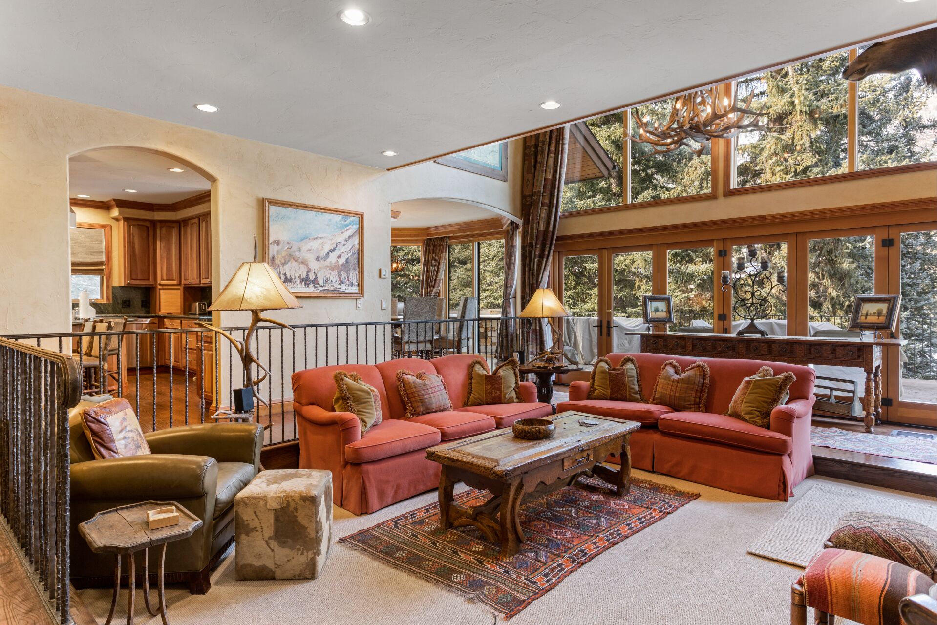 Smart-TV, peis, DVD-spiller og bøker