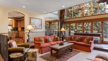 Smart-TV, peis, DVD-spiller og bøker