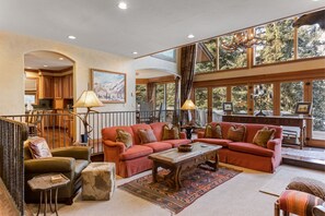 Smart-tv, een open haard, een dvd-speler en boeken