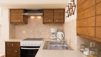 Fridge, oven, stovetop, coffee/tea maker