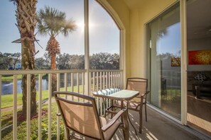 Outdoor dining - Fantastic Award Winning Newly Renovated Condo 4 miles to Disney 2+2 (Kissimmee)