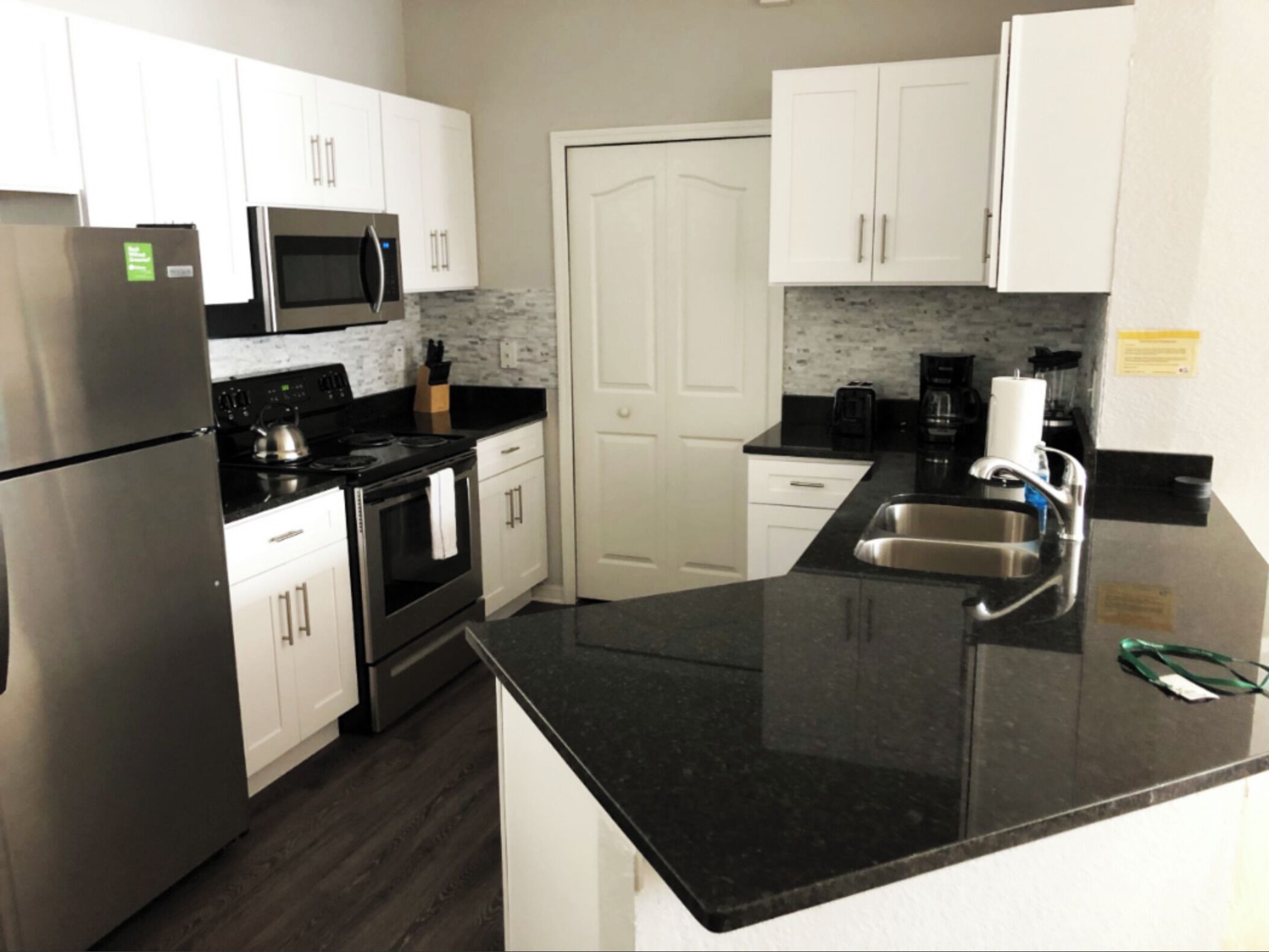 Micro-ondes, lave-vaisselle, cafetière/bouilloire