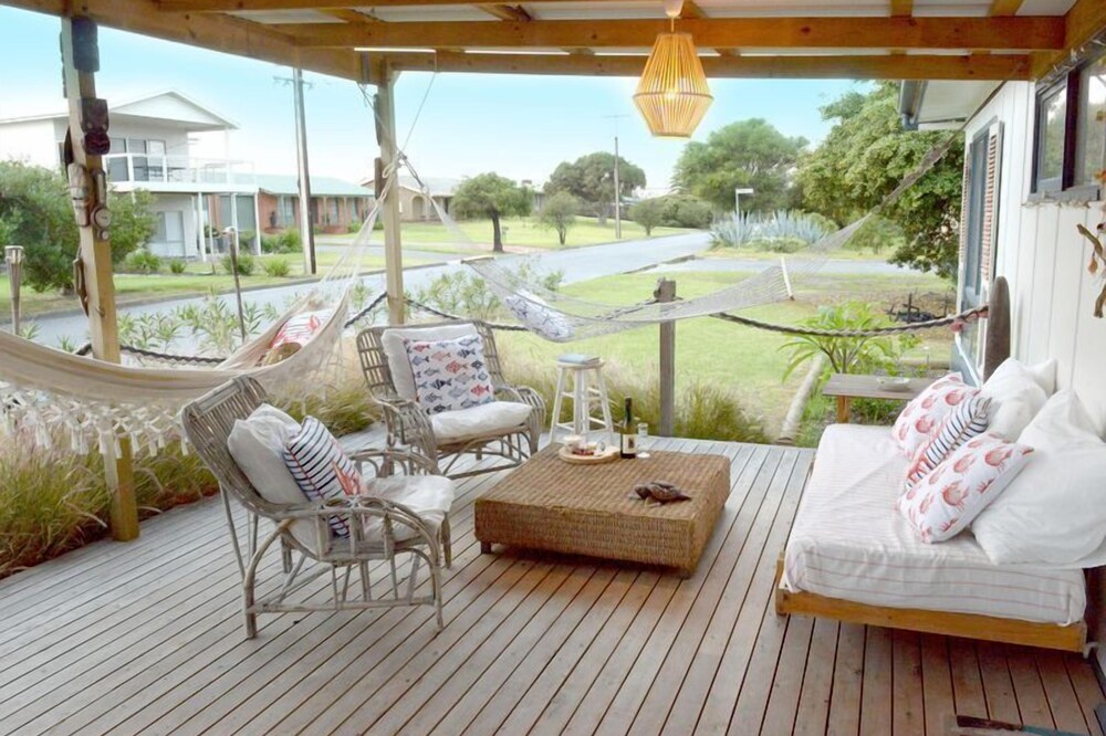 Aloha Silver Sands, sea and vines