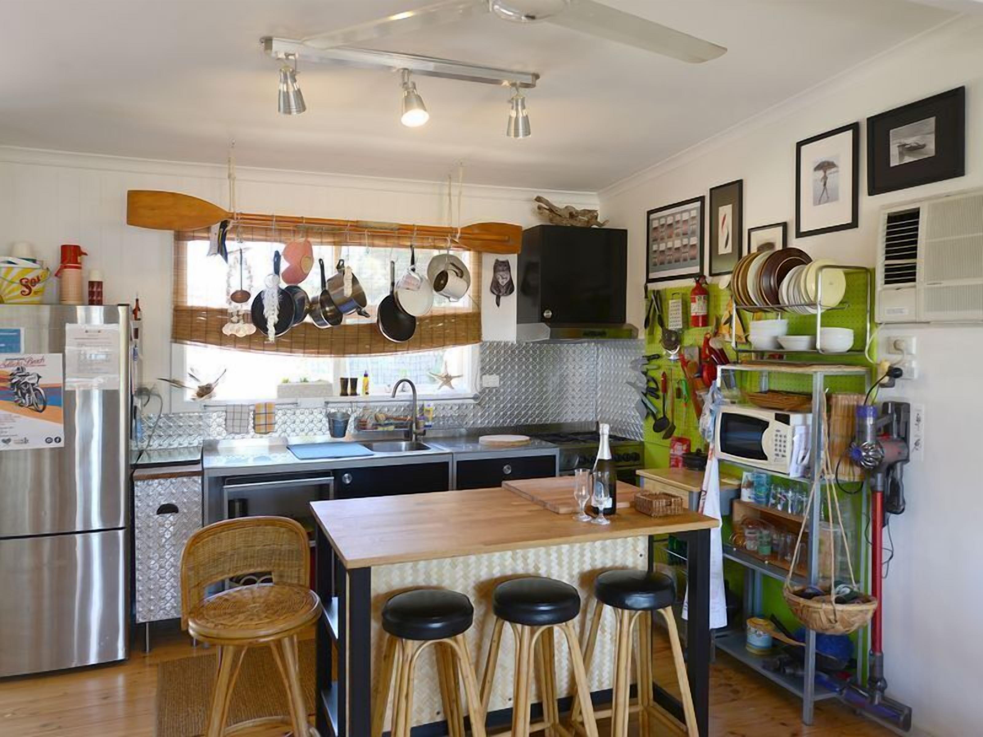 Aloha Silver Sands, sea and vines