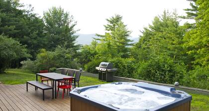 Stunning home with pool, spa, mountain views, sleeps up to 10, walk to Woodstock