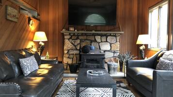 Smart-TV, Kamin, Musikbibliothek, Stereoanlage