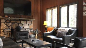 Smart-TV, peis, musikkbibliotek og stereoanlegg