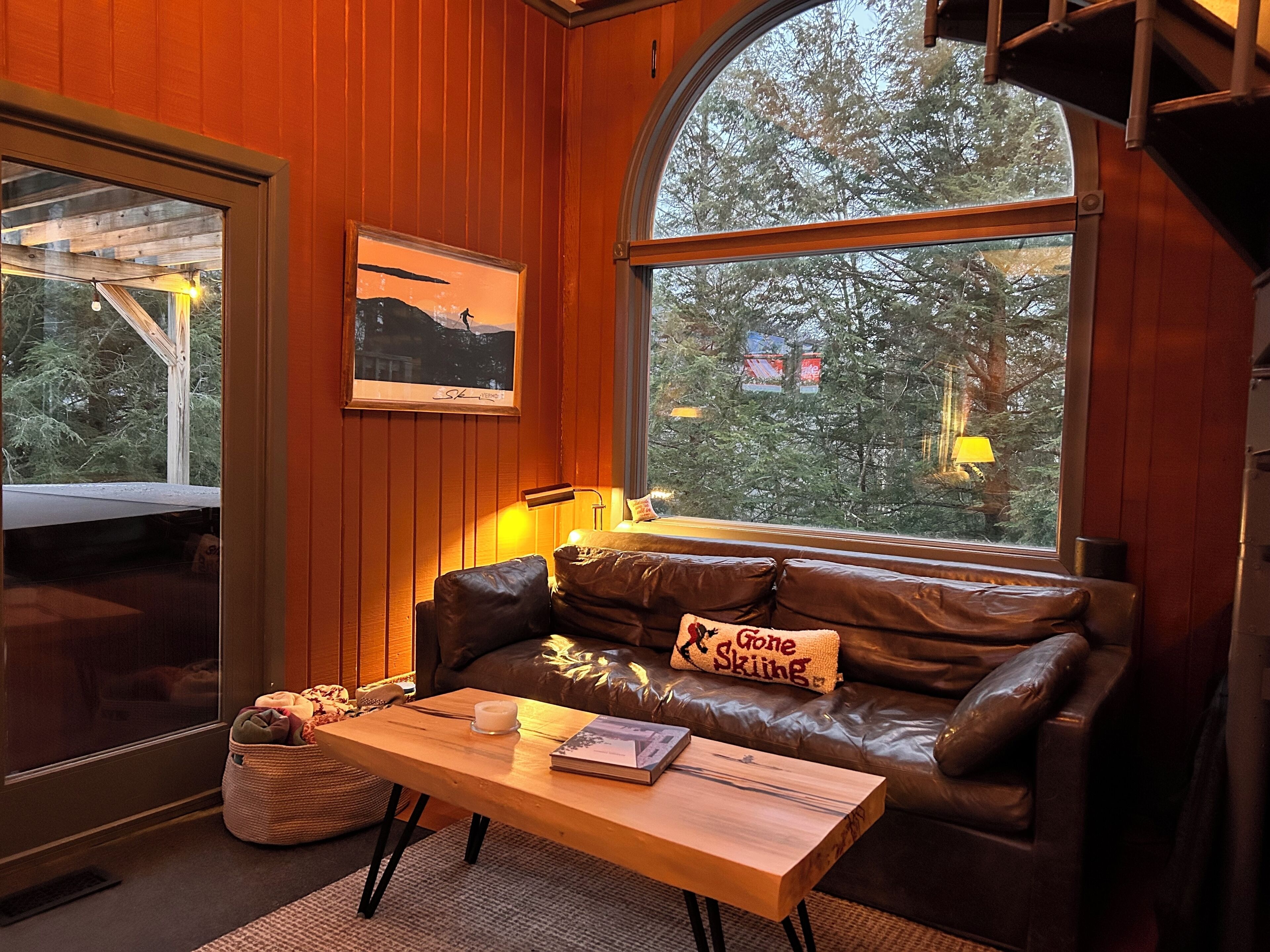 Smart TV, fireplace, music library, stereo