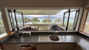 Una cucina con vista su un lago e montagne.