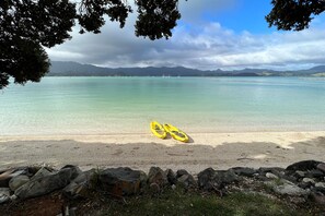 On the beach - Beachfront hideaway in Ruffins Bay (Coromandel Township)
