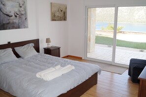 4 makuuhuonetta, työpöytä, silitysrauta/-lauta, ilmainen Wi-Fi