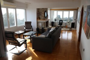 Älytelevisio, takka, videopelejä, pöytäjalkapallopöytä