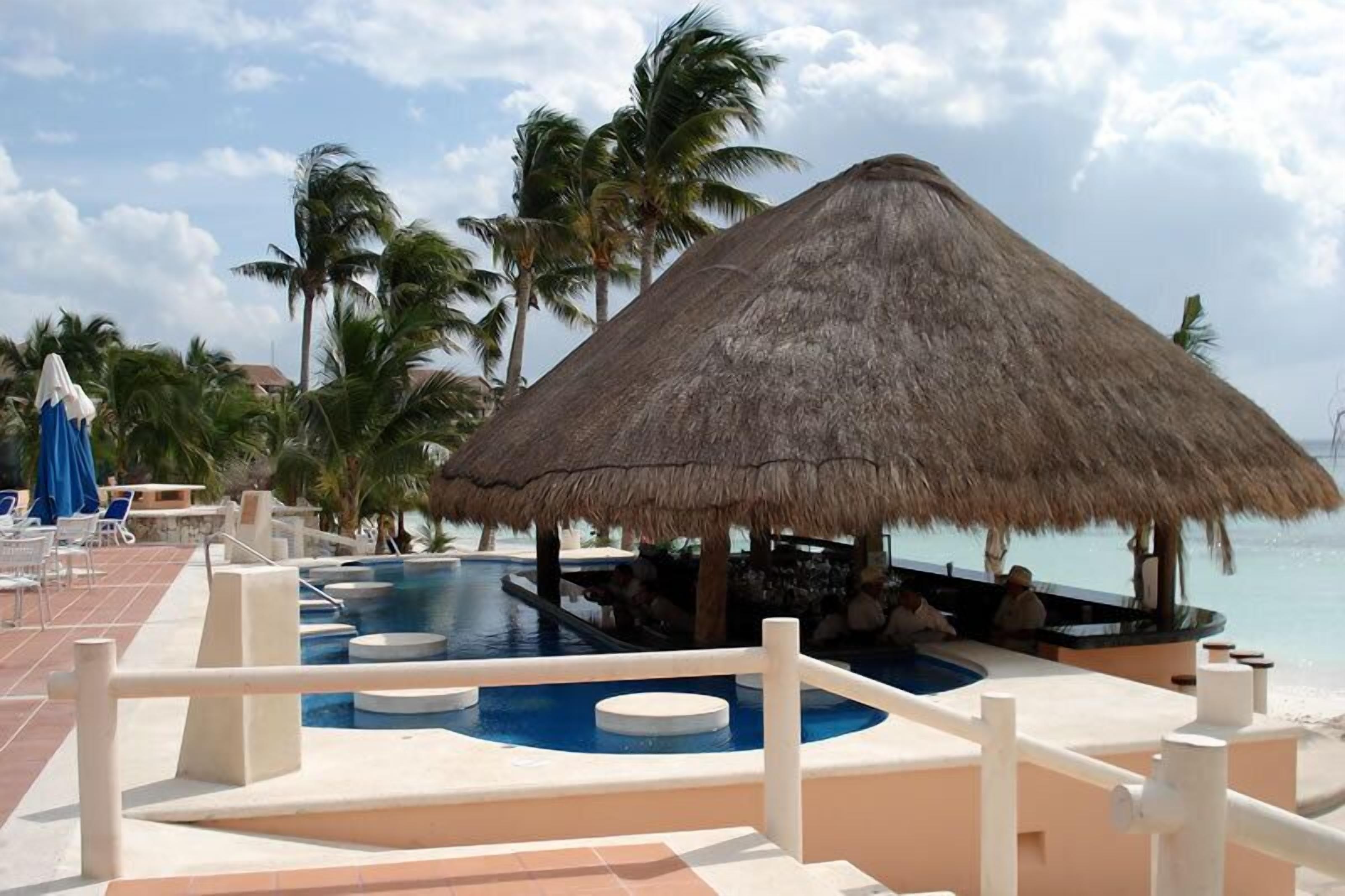 Jacuzzi bar - a great place to sip on a Margarita...