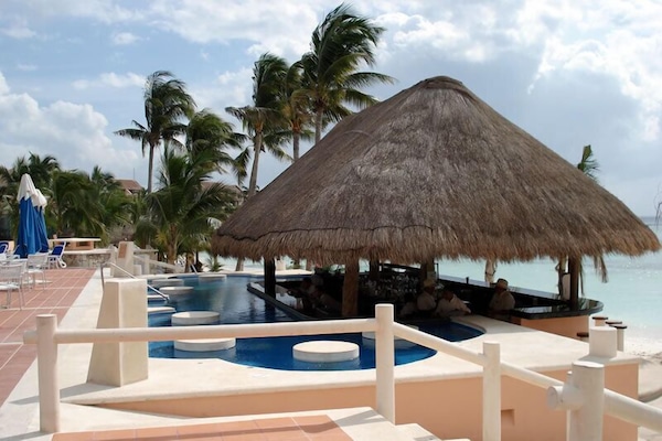Jacuzzi bar - a great place to sip on a Margarita...