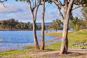 Outdoor dining - James' Farmhouse Ballandean (Ballandean)