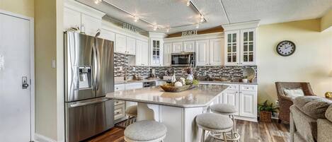 Mikrobølgeovn, oppvaskmaskin, kaffetrakter/tekoker og brødrister