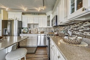 Microwave, dishwasher, coffee/tea maker, toaster - XPLORIE ACTIVITIES & LINENS INCLUDED*! One of the most luxurious penthouse condos in Ocean City. Completely renovated with spectacular and breathtaking 2-story views of Ocean, Bay, and MD/DE coastline to Bethany. (Ocean City)