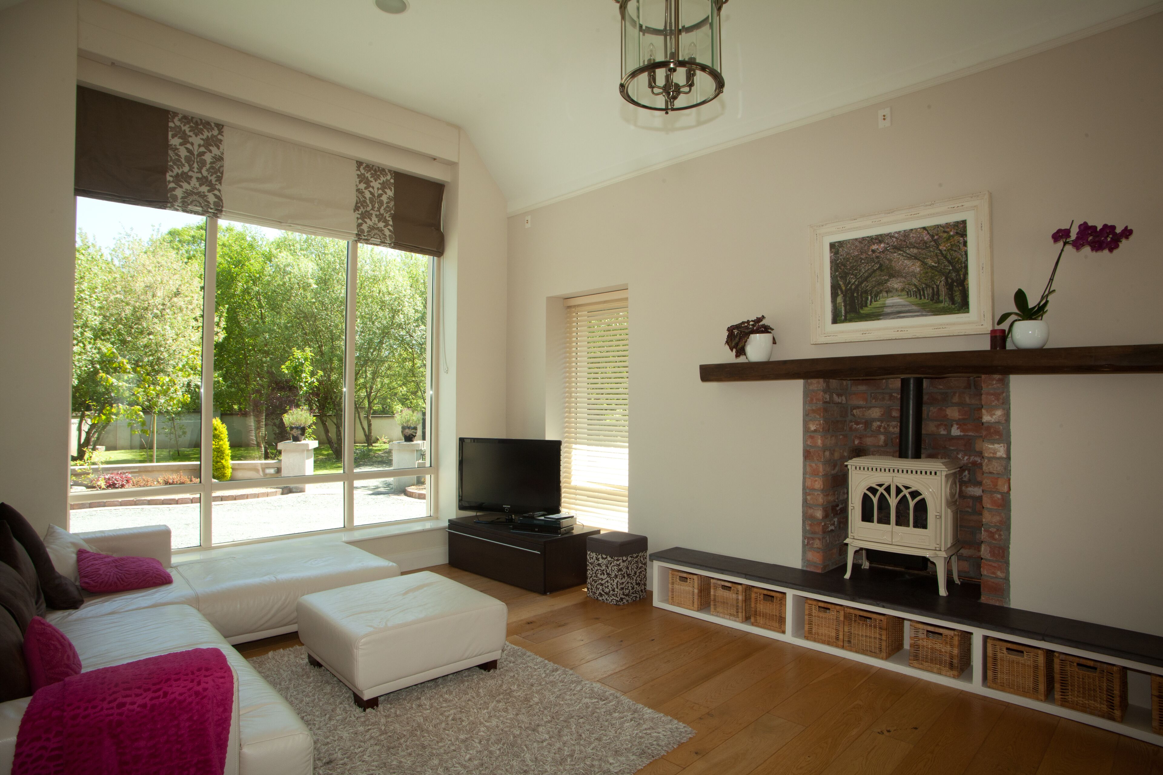 Een smart-tv, een tafeltennistafel en boeken