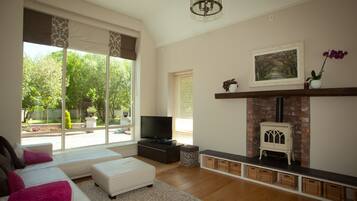 Een smart-tv, een tafeltennistafel en boeken