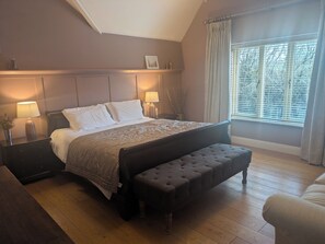 5 quartos, escrivaninha, ferros/tábuas de passar roupa, berço de viagem