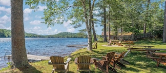 Lakefront, Near Sunday River, Steam Rm, Firepit, HUGE Kitchen, LG Fireplace