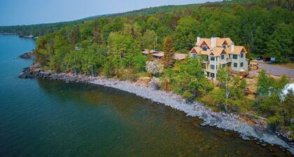 Croftville Road Cottages #1. On the Shore of Lake Superior. Cozy and Romantic.