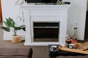 Téléviseur, foyer, livres