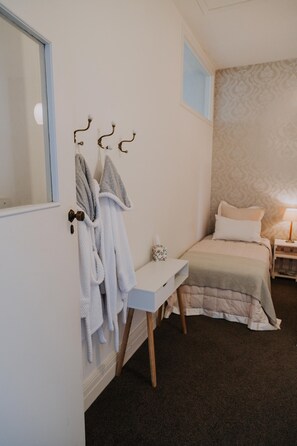 2 bedrooms, desk, iron/ironing board, WiFi