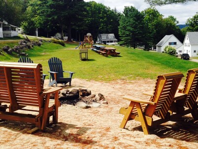 Charming Bungalo Village Cottage on Newfound Lake