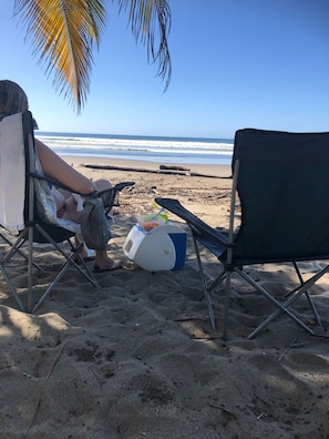 In Strandnähe, Liegestühle, Strandtücher