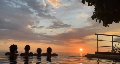 Estado Luna Azul: Tranquil, Elevated Pool Estate Breathtaking Ocean/Sunset Views