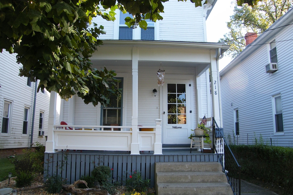 River Rock Cottage; Shopping, Restaurants, Sightseeing, right at your doorstep!