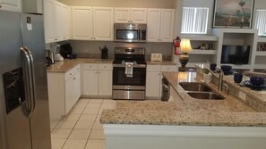 冷蔵庫、電子レンジ、オーブン、コンロ