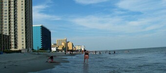 Beautiful Cottage w/ Pool, Steps to Beach, Free WiFi and parking