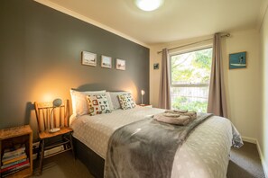 3 bedrooms, iron/ironing board, free WiFi, bed sheets - Spirit Level Mallacoota (Mallacoota)