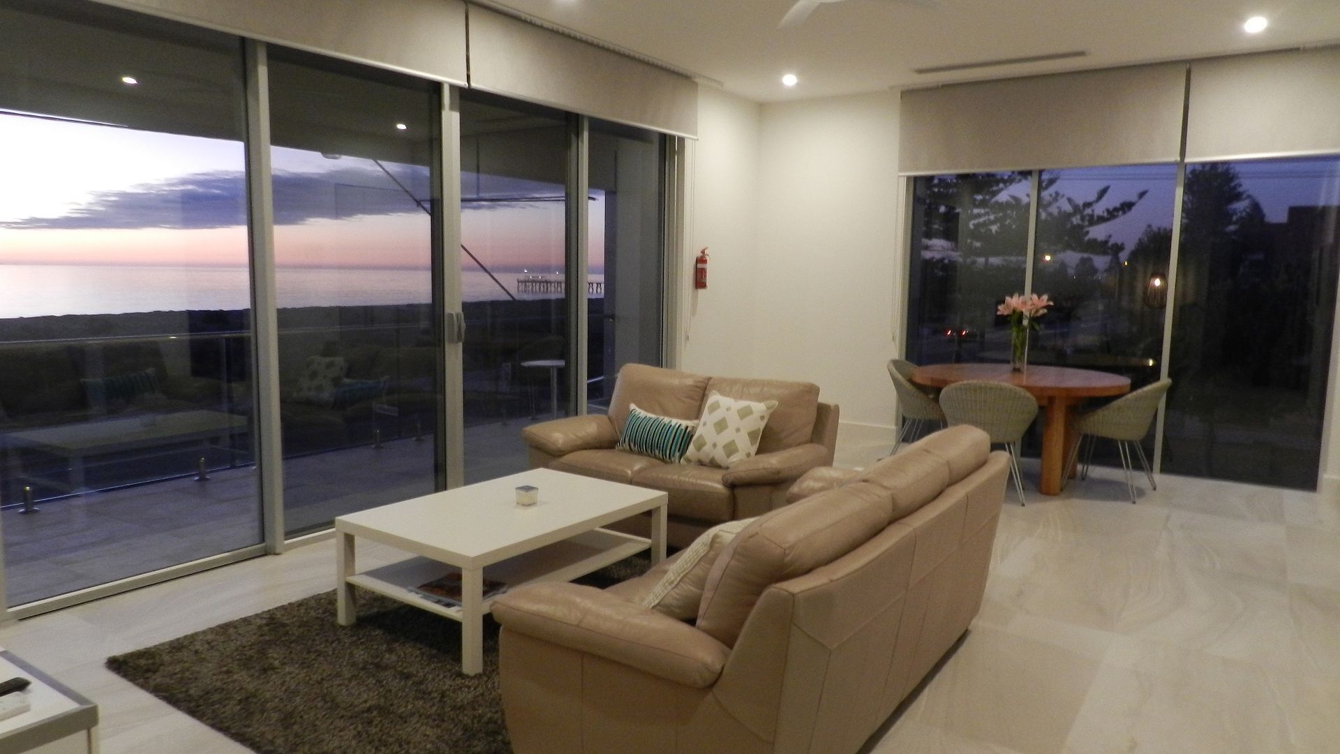 Beachside Sunset Vista Adelaide - couples getaway — image 4