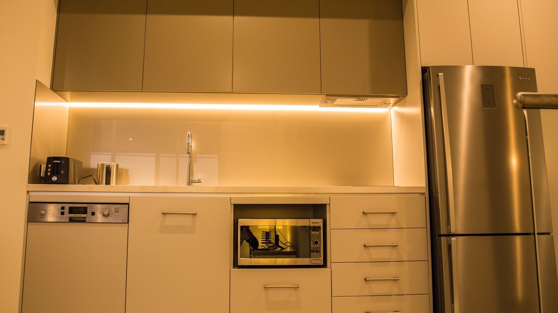 Beachside Sunset Vista Adelaide - couples getaway — image 7