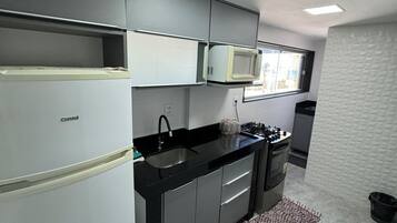 Kylskåp, mikrovågsugn, ugn och spishäll