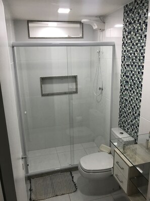 Chuveiro, bidê, papel higiênico 