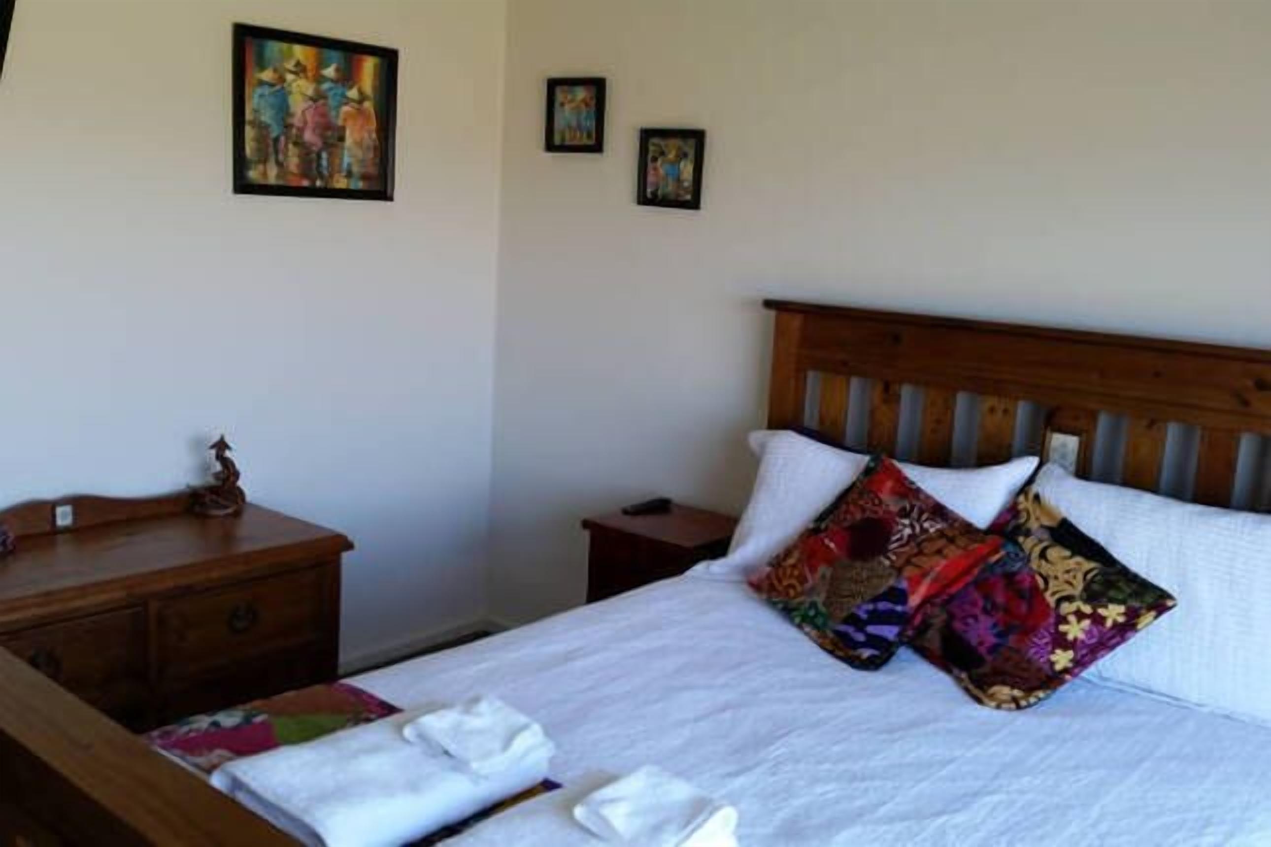 3 soverom, skrivebord, strykejern/-brett og reiseseng for barn