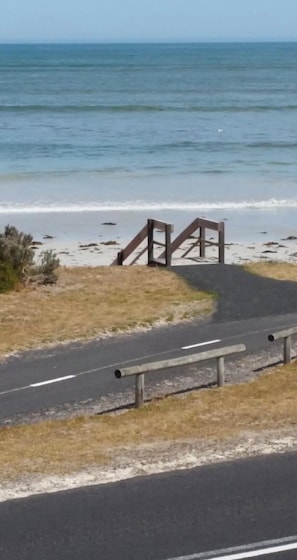 Chaises longues, serviettes de plage