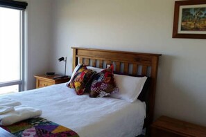 3 dormitoris, escriptori i planxa i posts de planxar