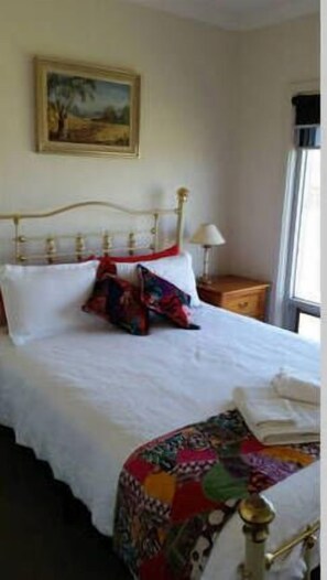 3 bedrooms, desk, iron/ironing board, travel crib