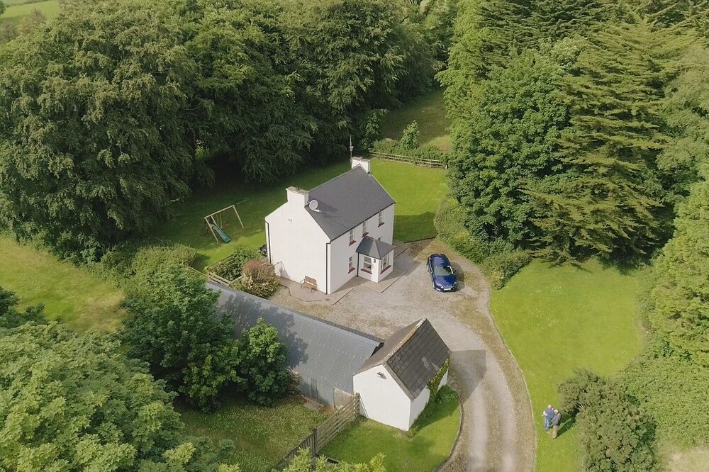 Relax in traditional farmhouse cottage perfect for touring South & West Ireland.