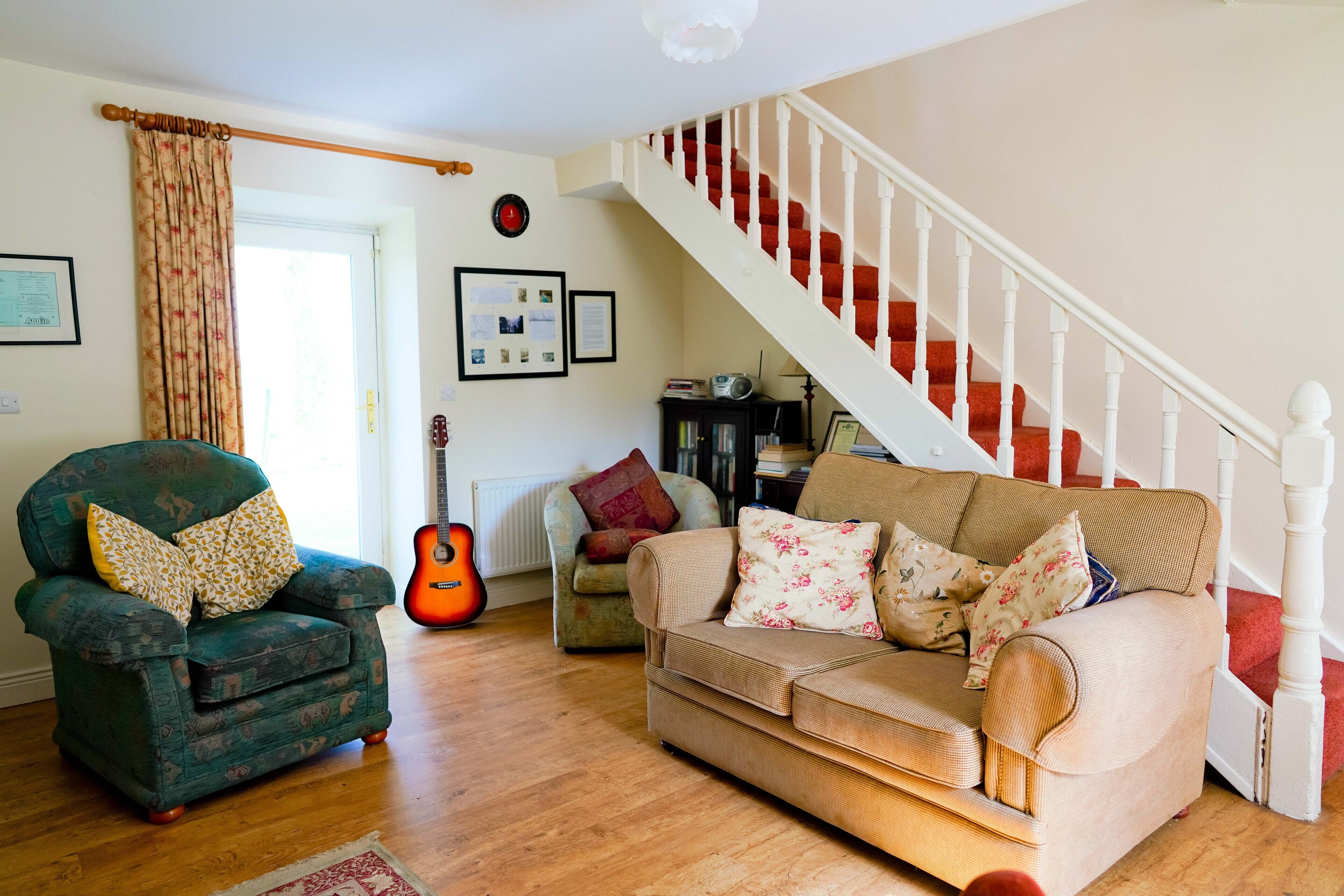 Relax in traditional farmhouse cottage perfect for touring South & West Ireland.