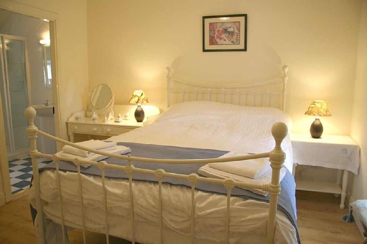 Relax in traditional farmhouse cottage perfect for touring South & West Ireland.