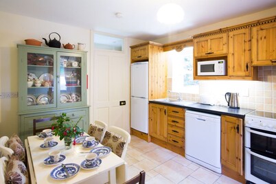 Relax in traditional farmhouse cottage perfect for touring South & West Ireland.