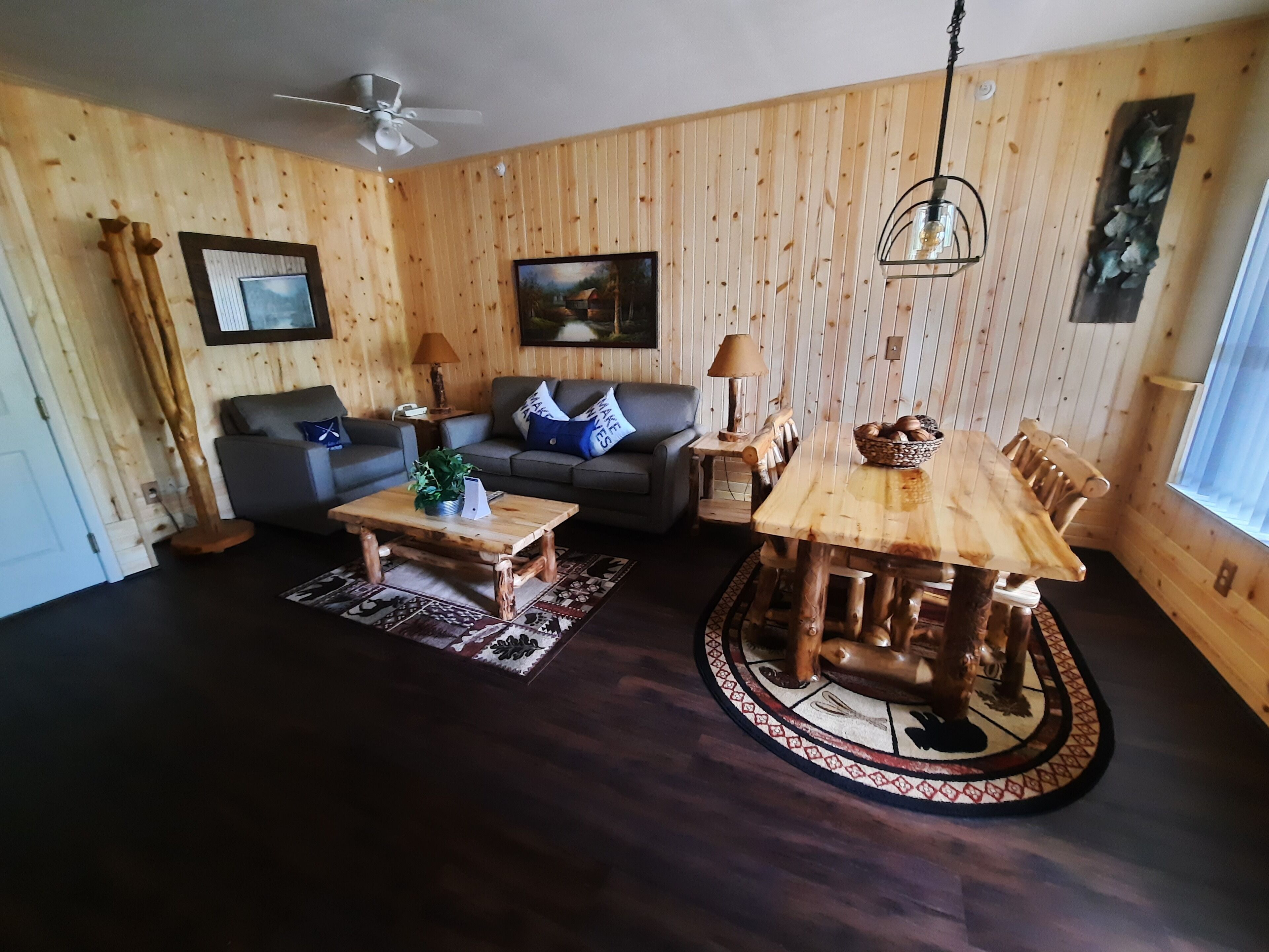 330 - Log Cabin Style One Bedroom Condo Suite w/2 Queens