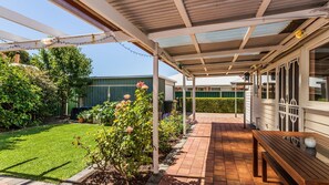Outdoor dining - Vintage home, close to the beach and township. Walk everywhere. (Busselton)